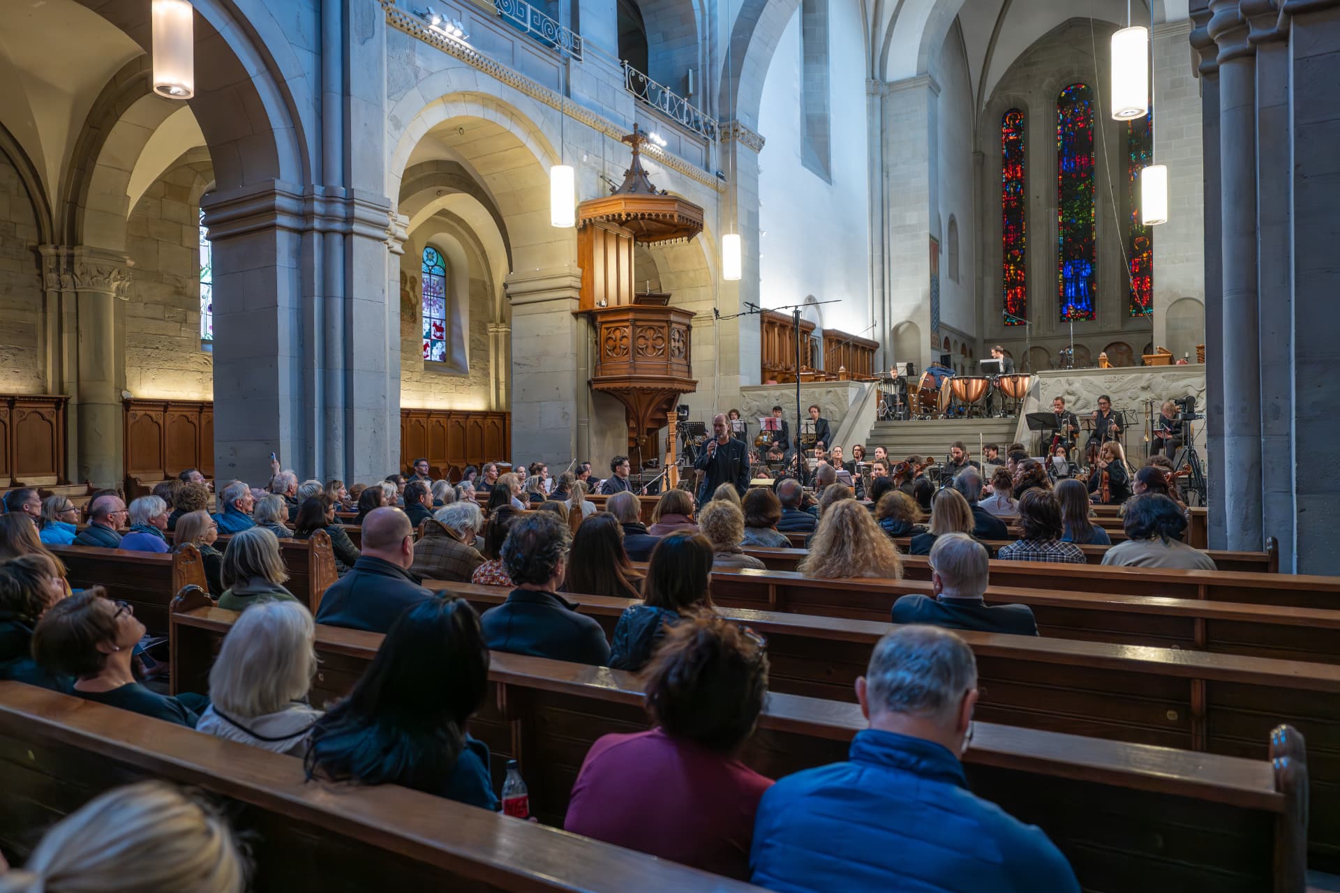 Konzerteinführung vor Publikum im Kirchenraum