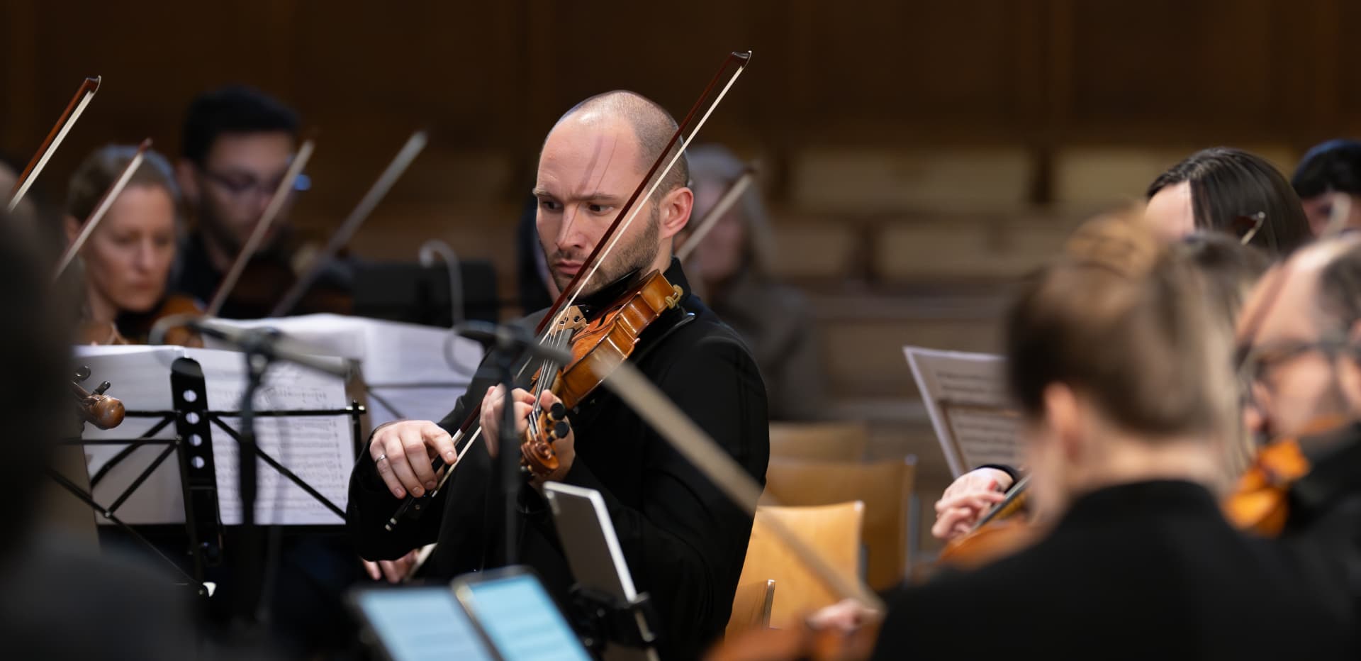 Geiger des Empyrean Orchestra im Konzert