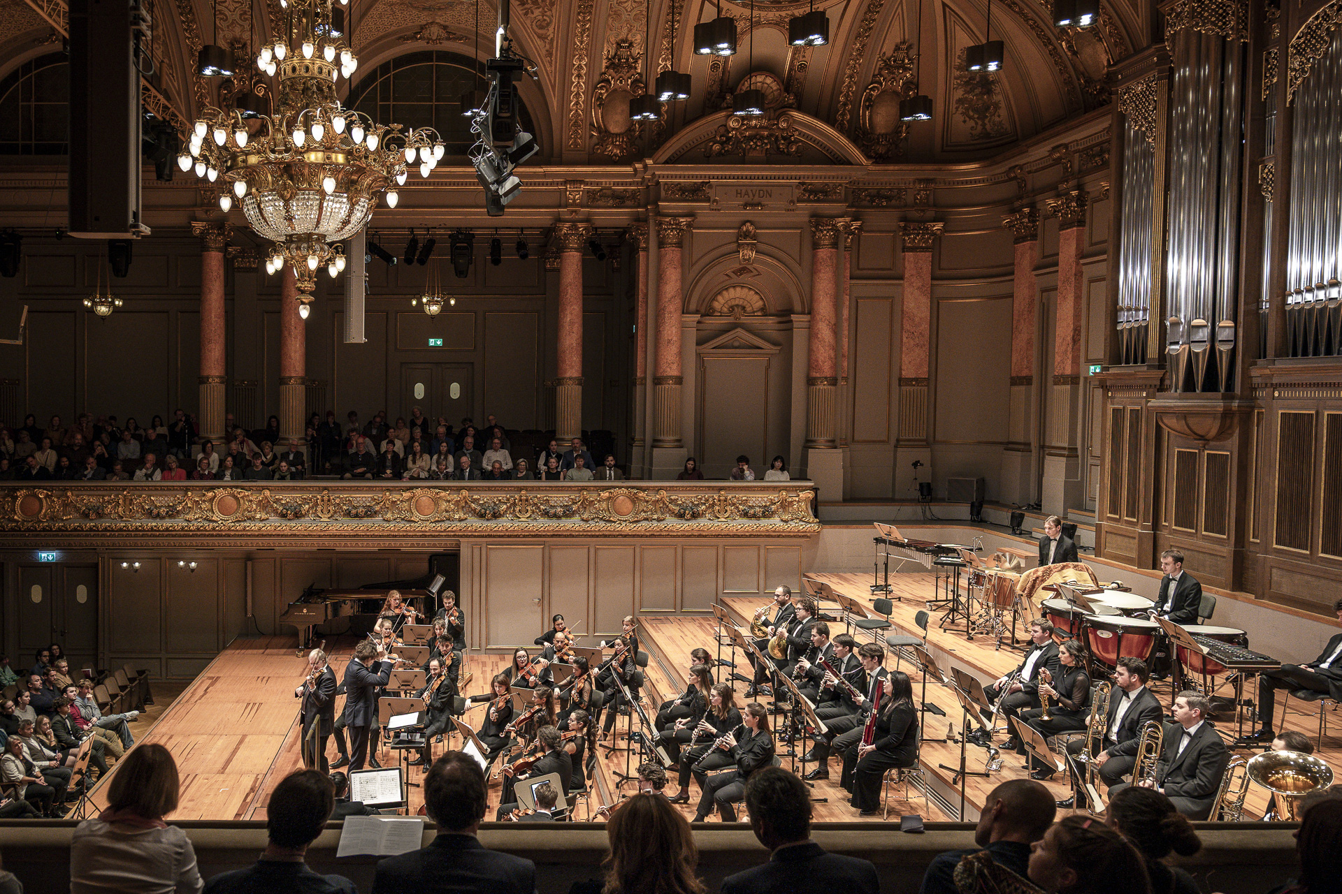 Blick von der Galerie auf Orchester und Bühne der Tonhalle Zürich