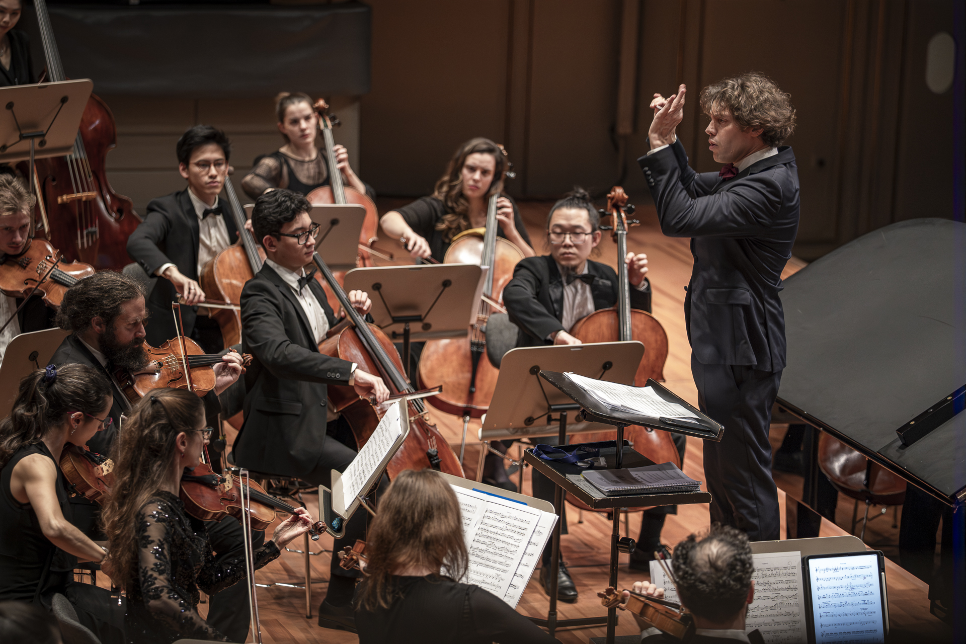Kevin Griffiths dirigiert das Empyrean Orchestra in der Tonhalle Zürich