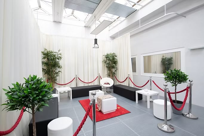 Helles Foyer mit Sitzgelegenheiten