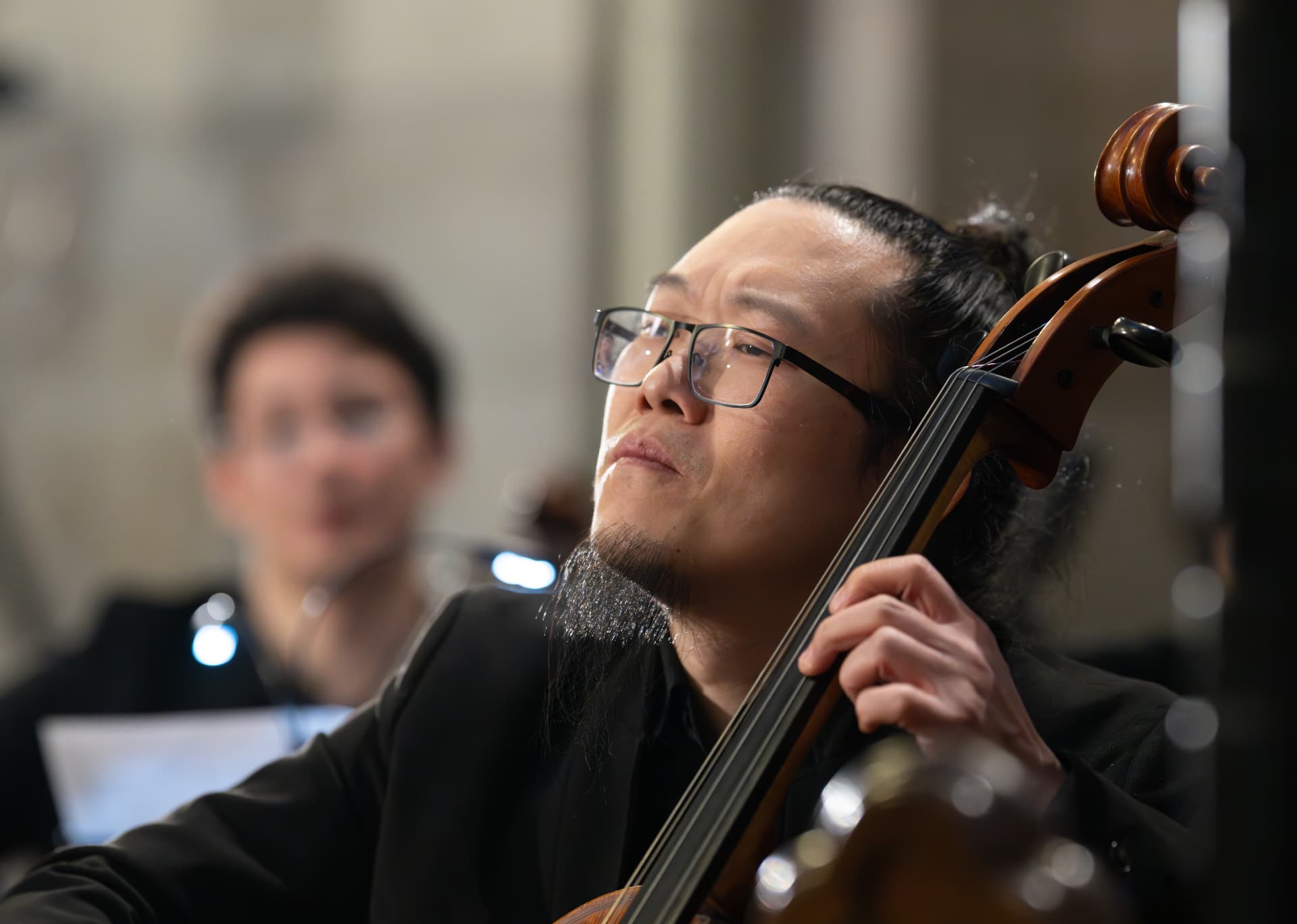 Cellist des Empyrean Orchestra im Konzert